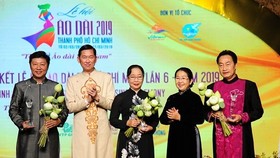 Vice Secretary of the Ho Chi Minh City Party Committee Vo Thi Dung (2nd, R) and Vice chairman of the municipal People’s Committee Tran Vinh Tuyen (2nd, L) presents certificates of merit to people who have outstanding contribution to the festival. (Photo: