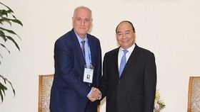 Prime Minister Nguyen Xuan Phuc (R ) and OANA President Aslan Aslanov, who is also Chairman of the Board of the Azerbaijan State News Agency (AZERTAC)