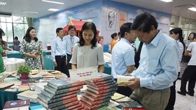 The book exhibition attracts many visitors. (Photo: VNA)