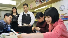 More 140,000 foreigners are already working in the restaurant industry. (Photo: Kyodo)