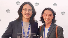 Director Pham Thien An (left) receives the ILLY Short Film Award. (Photo: CGV)