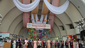 Participants cut the ribbon to open the Vietnam Festival 2019 in Japan on June 8 (Photo: VNA)