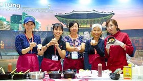 A cooking program for visitors to make Korean popular dishes