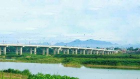 Thach Bich bridge crossing the Tra Khuc River