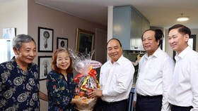 Prime Minister Nguyen Xuan Phuc (centre) presents a gift to former Chairwoman of the HCM City Journalists Association Nguyen Thi Hang Nga (second, left) on June 18 (Photo: VNA)