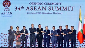 Prime Minister Nguyen Xuan Phuc (fifth, right) and other leaders at the opening ceremony of the 34th ASEAN Summit in Bangkok on June 23 (Photo: VNA)