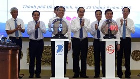 The e-Cabinet paperless meeting system and a smart reminder application have been kicked off in HCMC on June 25. (Photo: VNA)