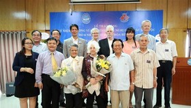 The US peace activists pose for a group photo with the Vietnamese delegates (Photo: VNA)