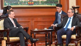 Secretary of Ho Chi Minh City’s Party Committee Nguyen Thien Nhan (R) and French Ambassador to Vietnam Bertrand Lortholary (Photo: Sggp)