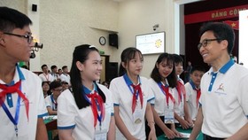 Deputy Prime Minister Vu Duc Dam meets with children at the forum (Source: phunuvietnam.vn)