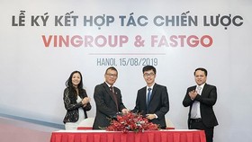 A cooperation agreement is inked between Vingroup and FastGo. (Photo: Sggp)