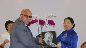 Vice Secretary of the municipal Party Committee Vo Thi Dung (R) and President of the Cuban Committee for the Defence of the Revolution Carlos Rafael Miranda Martinez (Source: VNA)