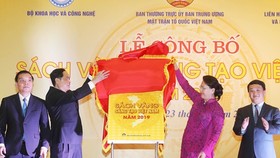 Chairwoman of the National Assembly Nguyen Thi Kim Ngan (R) and President of the Vietnam Fatherland Front (VFF) Central Committee Tran Thanh Man (L) unveil the Vietnam Book of Innovation 2019 at the event (Photo: VNA)