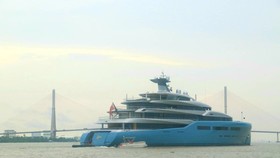 The British billionaire owner of English Premier League team Tottenham Hotspur, Joe Lewis docked his US$150-million superyacht Aviva on the Hau River and visited the Mekong Delta city of Can Tho in May.