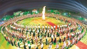 Local people perform "xoe" dance, which is significant to Thai people, at the Muong Lo festival last year. Photo courtesy of Le Hai Yen.
