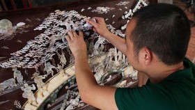 Chuon Ngo village in Phu Xuyen district is famous for sets of wooden furniture which are exquisitely inlaid with mother of pearl and worth up to billions of VND. (Photo: VNA)