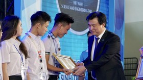 Thứ trưởng Bộ GD-ĐT Nguyễn Hữu Độ trao giải nhất cho các thí sinh. Ảnh: HOÀNG HÙNG