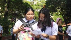 Thí sinh trao đổi đáp án sau giờ làm bài thi môn Toán