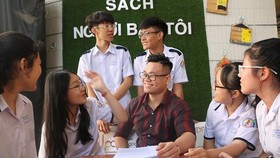 Bài tập về nhà của thầy giáo Ngữ văn làm "lung lay" cộng đồng mạng
