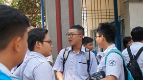 Đề Toán chuyên lớp 10 Trường Phổ thông Năng khiếu được điều chỉnh ngay trong giờ thi