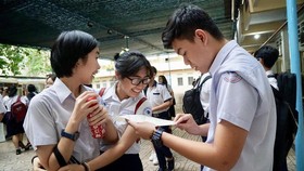 Thí sinh trao đổi sau giờ làm bài thi môn ngoại ngữ tại TPHCM
