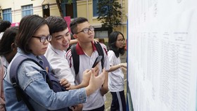 Thí sinh kiểm tra số báo danh và phòng thi tại điểm thi Trường Trần Khai Nguyên, quận 5, TPHCM. Ảnh: HOÀNG HÙNG