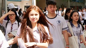 Hầu hết thí sinh ra về trong tâm trạng phấn khởi vì cho rằng đề Ngữ văn khá dễ. Ảnh: HOÀNG HÙNG