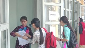 Ứng viên nghe đọc tên vào phòng thi thực hành môn Sinh