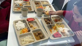 TPHCM: Các trường phải cho phụ huynh vào trường giám sát chất lượng bữa ăn của học sinh