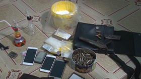 Tạm giữ 2 đối tượng tàng trữ vũ khí quân dụng trái phép