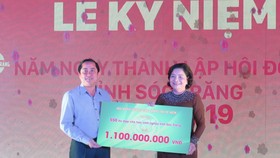 Bà Nguyễn Thị Như Thuỷ, Chủ tịch Hội Đồng hương Sóc Trăng tại TPHCM trao bảng tặng xe đạp cho học sinh nghèo