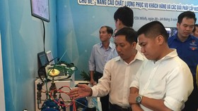 Người lao động tham quan các mô hình sáng tạo