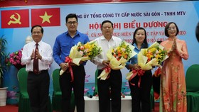 Ông Trần Văn Khuyên, Bí thư Đảng ủy, Chủ tịch hội đồng thành viên Sawaco tuyên dương các điển hình học tập Bác