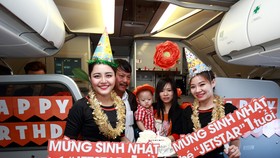 Jetstar Pacific tổ chức tiệc thôi nôi bất ngờ cho em bé Jetstar