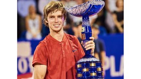 Andrei Rublev và chiếc cuo1 vô địch giải Croatia Open