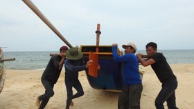 Ngư dân bãi ngang xã Nhân Trạch, Bố Trạch, Quảng Bình kéo thuyền chạy bão