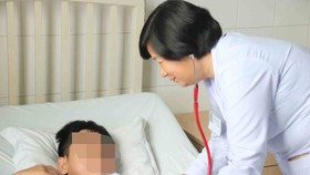 Em L được bác sĩ chăm sóc