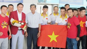 Đại diện LĐBĐ Việt Nam và Cổ động viên ra sân bay tiễn hai đội