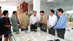 Đồng chí Nguyễn Thiện Nhân và đồng chí Lê Thanh Liêm đang xem một số sản phẩm Công ty Cổ phần Công nghiệp hỗ trợ Minh Nguyên sản xuất cho tập đoàn Samsung