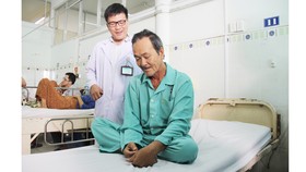 Bác sĩ đang thăm khám cho ông L.