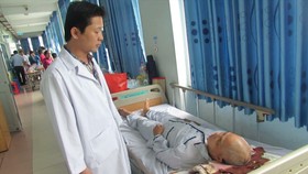 Bác sĩ đang kiểm tra tình hình sức khỏe ông T.C.H