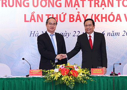 Đồng chí Nguyễn Thiện Nhân chúc mừng tân Chủ tịch Ủy ban Trung ương MTTQ Việt Nam Trần Thanh Mẫn