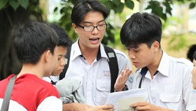 Thí sinh tại Hội đồng thi Trường Lương Văn Can, quận 8, TPHCM trao đổi sau khi thi môn Toán. Ảnh: HOÀNG HÙNG