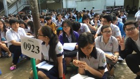 Thí sinh ở điểm thi THPT Diên Hồng nghe hội đồng thi dặn dò trước khi vào thi môn đầu tiên. Ảnh: Khánh Bình
