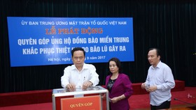 Ông Trần Thanh Mẫn và lãnh đạo, cán bộ Ủy ban TƯ MTTQ Việt Nam ủng hộ đồng bào