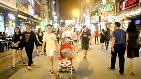Nhộn nhịp phố đi bộ Bùi Viện