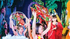 Chẻ tre làm lồng đèn Trung Thu