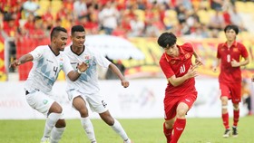 HLV Hữu Thắng chỉ đạo các học trò không phô trương toàn bộ năng lực trước Đông Timor. Ảnh: Nhật Anh