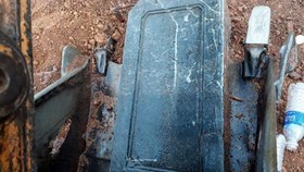 Tấm bia khắc chữ “Tiền Triều Tài Nhân Cửu Giai Lê Thị, Thụy Thục Thuận Chi Mộ”