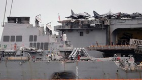 Tàu khu trục Mỹ USS John S. McCain bị hư hỏng sau vụ va chạm neo tại căn cứ hải quân Changi của Singapore, ngày 22-8-2017. Ảnh: AP
